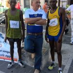 Il vincitore Daniel Kipkirui Ngeno (a destra in canotta gialla) con il secondo classificato Raqti ed il loro procuratore Dionisi.