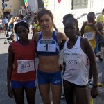 Silvia tra la vincitrice Eunice Chebet (in canotta rossa) e la 3a classificata Beatrice Cheptoo, entrambe keniane.